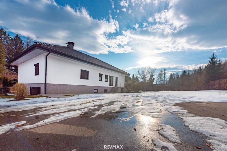 neu asphaltierte Zufahrt