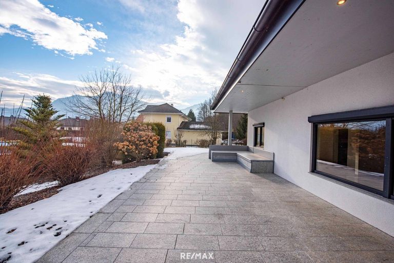 sonnige Terrasse mit schönem Ausblick