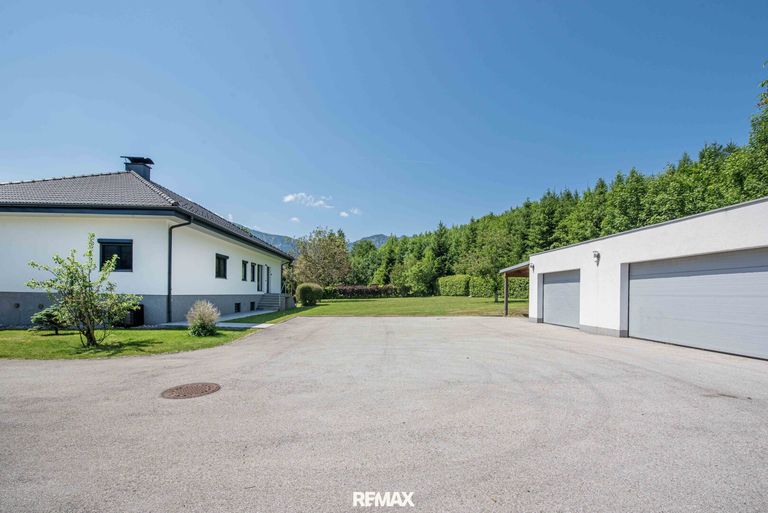 neu asphaltierte Zufahrt mit 3 Garagen mit 1 Carport