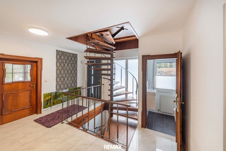 Vorraum mit Wendeltreppe