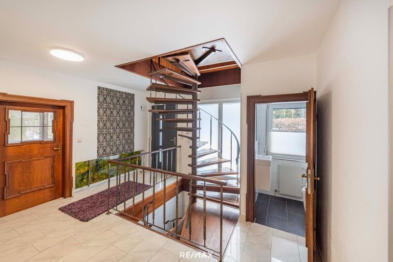 Vorraum mit Wendeltreppe