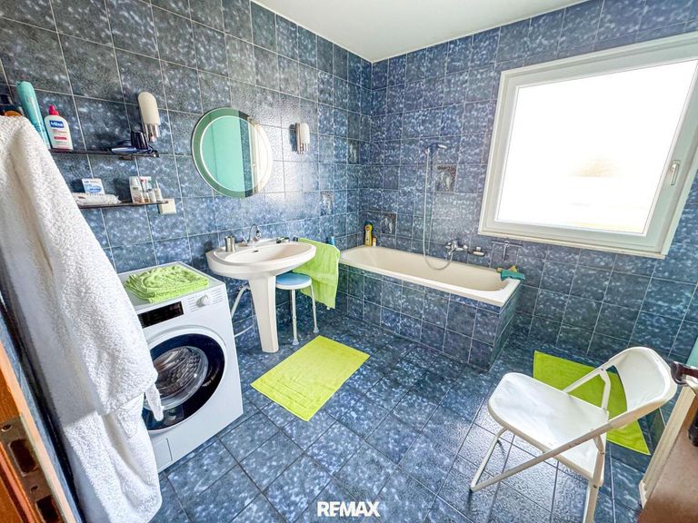 Badezimmer mit Badewanne und Dusche EG