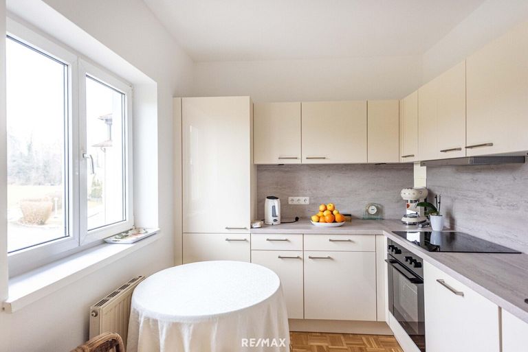 neuwertige möblierte Küche