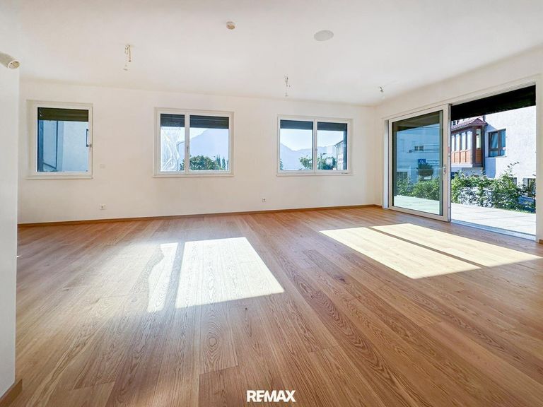 Wohnzimmer mit Ausgang auf die Terrasse 