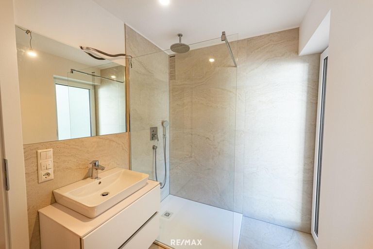 Geschmackvolles Badezimmer mit Terrassenausgang