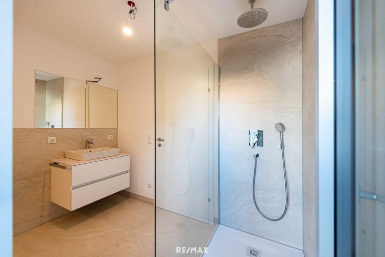 Badezimmer mit Ausgang auf die hofseitige Terrasse