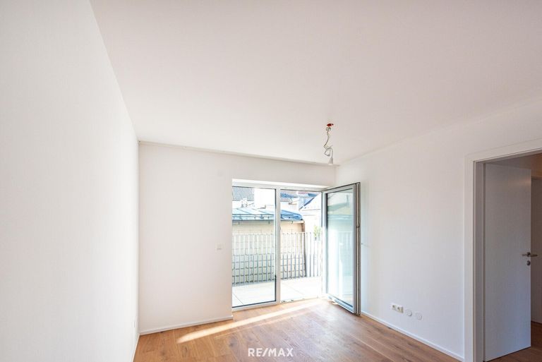 Schlafzimmer mit Ausgang auf hofseitige Terrasse