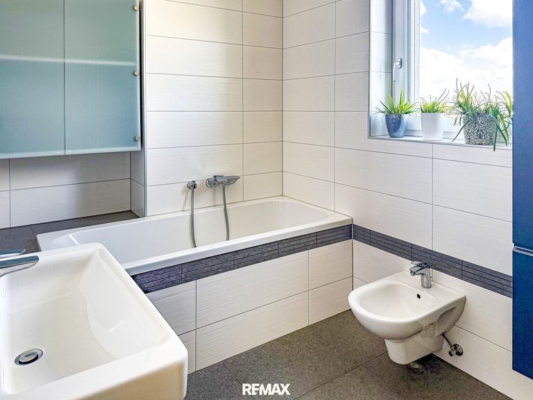 Badezimmer mit Dusche und Badewanne