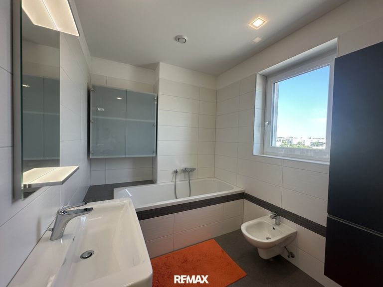 Badezimmer mit Badewanne und Dusche
