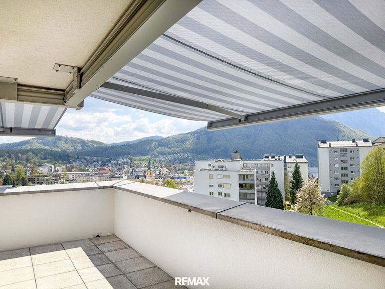Blick von der Terrasse mit Markisen
