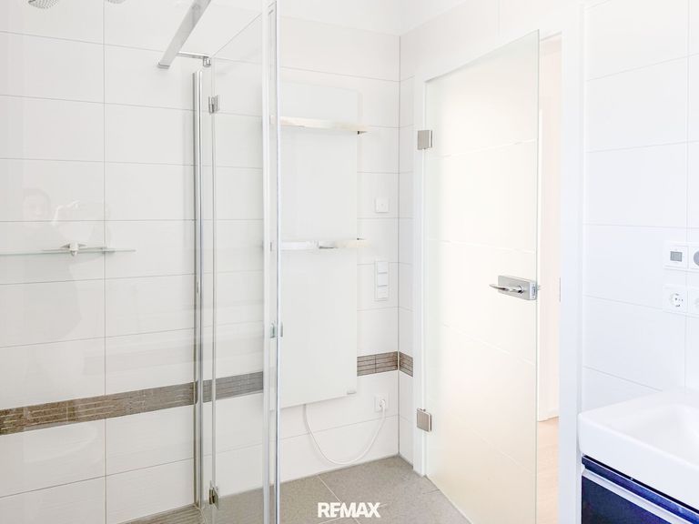 Badezimmer mit Dusche und Badewanne