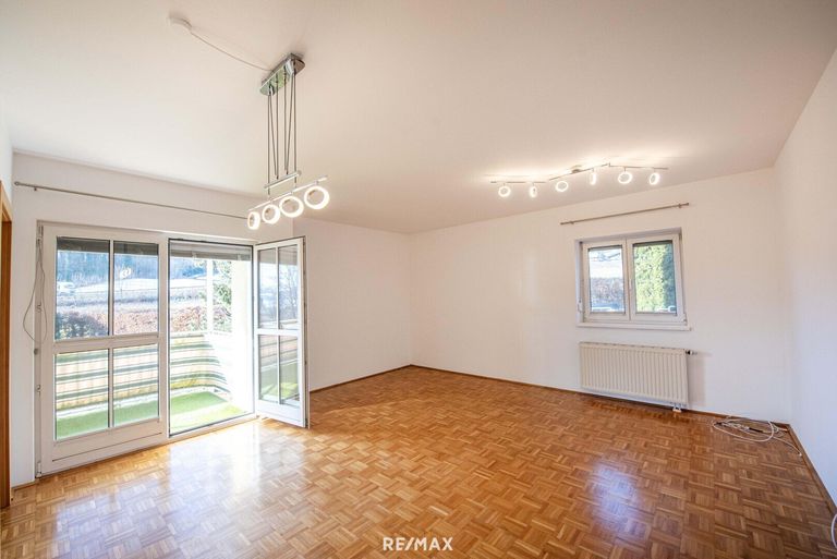 Wohnzimmer mit Balkonausgang