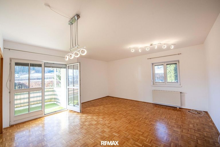 Wohnzimmer mit Balkonausgang