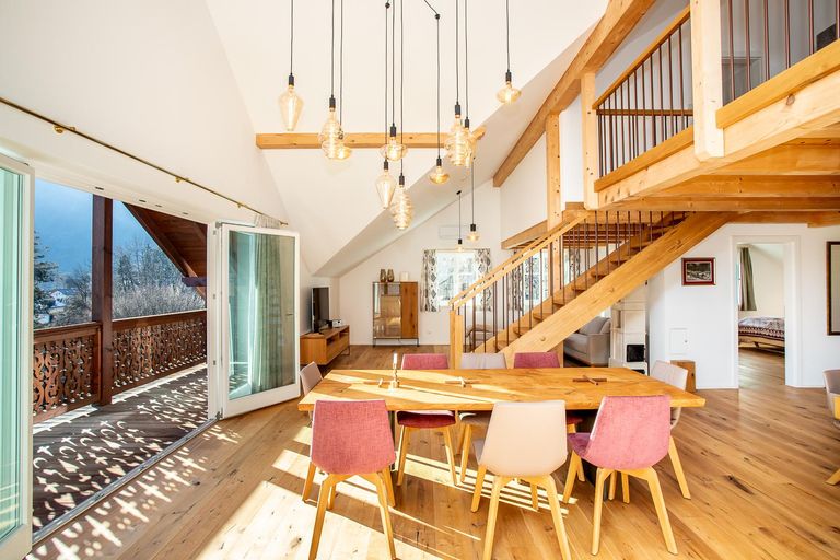 Wohn- und Essbereich samt Balkon