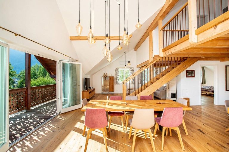 Wohn- und Essbereich samt Balkon