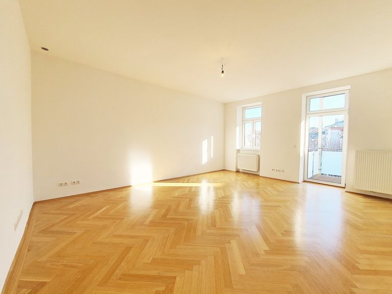 Wohnzimmer mit Balkon