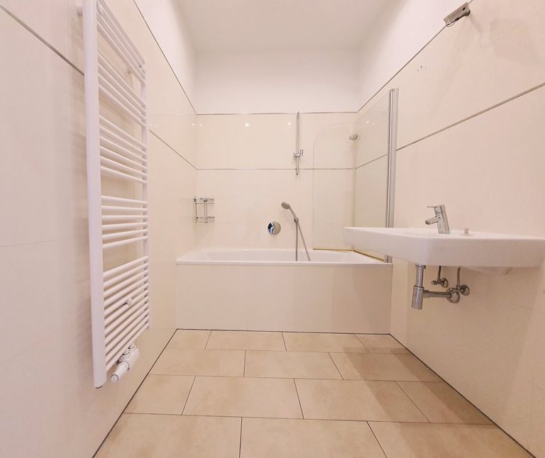 modernes Badezimmer mit Wanne