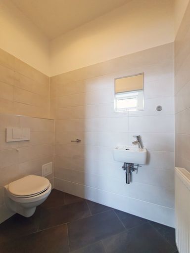 getrenntes WC mit Handwaschbecken