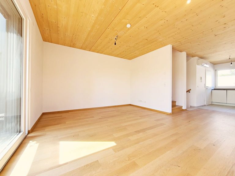 helle geräumiges Wohnzimmer