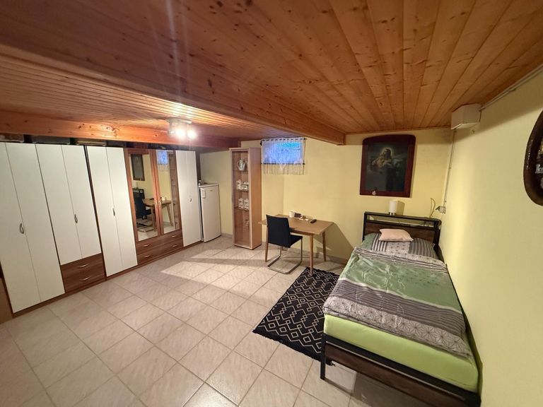 Keller wohnlich gestaltetes Zimmer