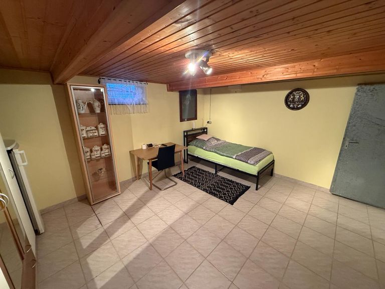 Keller wohnlich gestaltetes Zimmer