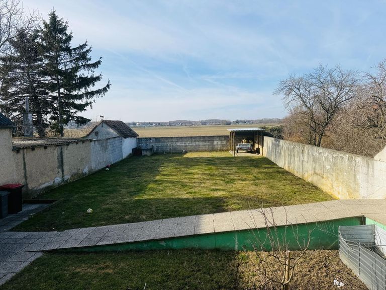 Aussicht von der Terrasse in den Garten.
