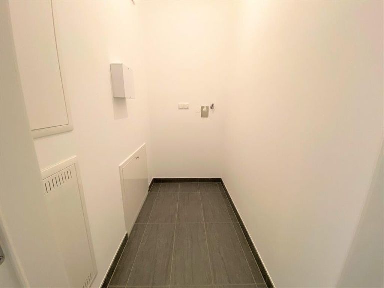 Abstellraum mit Waschmaschinenanschluss
