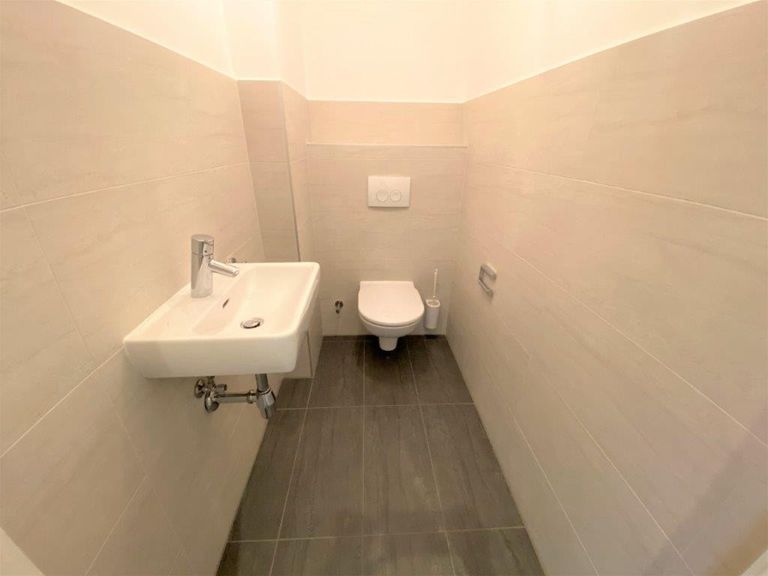 modernes 2. WC mit Waschbecken