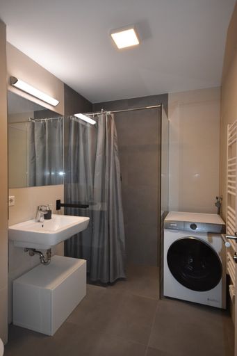 Badezimmer - Modernes und geräumiges Appartement mit großer Loggia und Bergblick