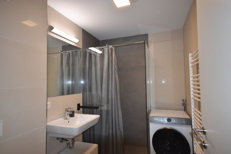 Badezimmer - Modernes und geräumiges Appartement mit großer Loggia und Bergblick