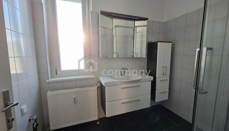 Badezimmer mit Fenster und Anschl. f.d. Waschmaschine