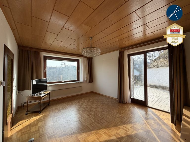 Wohnzimmer mit Panoramafenster und Terrasse