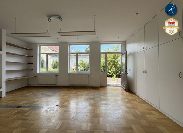 Büroraum mit Ausgang zur Atrium-Terrasse