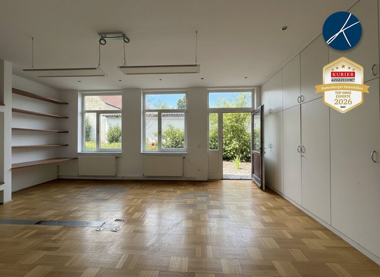 Büroraum mit Ausgang zur Atrium-Terrasse