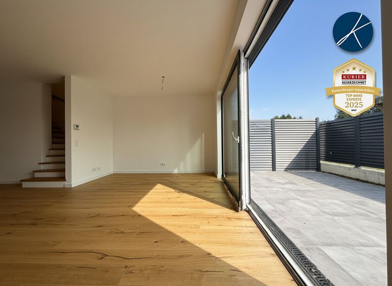 Heller Wohnbereich mit großzügiger Terrasse