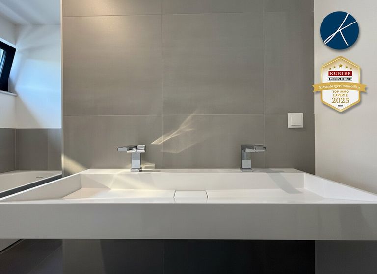 Tageslichtbad mit moderner Ausstattung