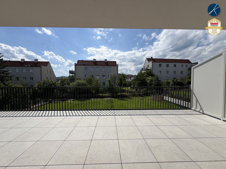 Großzügiger Balkon mit Grünblick