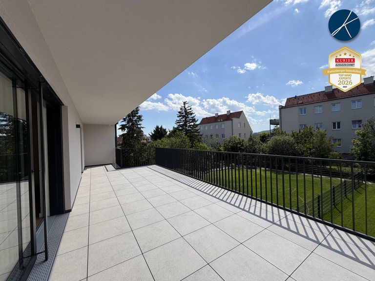 Großzügiger Balkon mit Grünblick