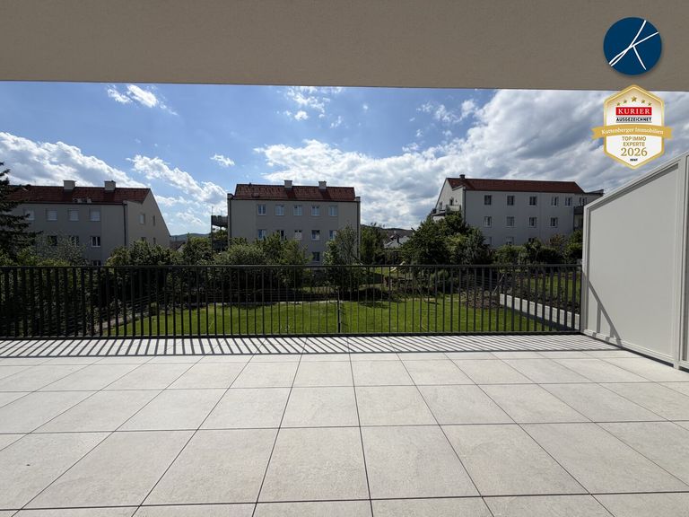 Großzügiger Balkon mit Grünblick