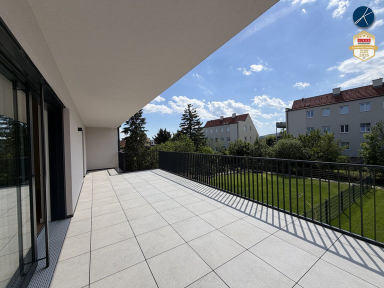 Großzügiger Balkon mit Grünblick