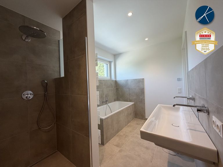 Bad mit Wanne und Dusche