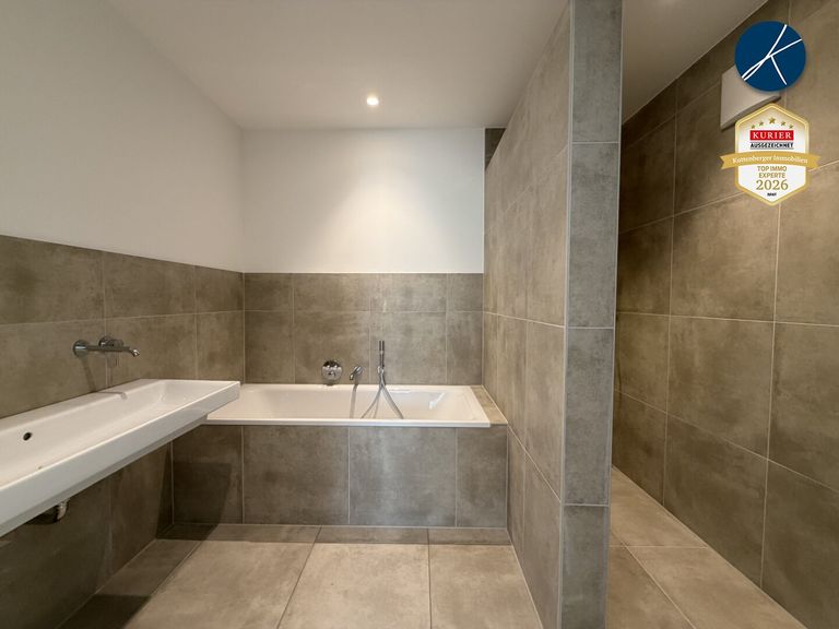 Bad mit Wanne und Dusche