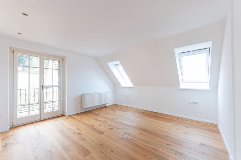 Schlafzimmer mit angeschlossenem Bad und Ankleide