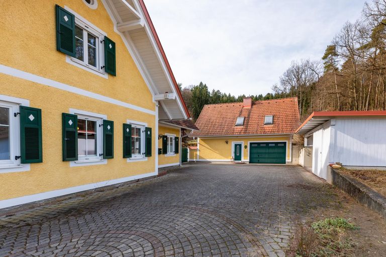 Hof mit Nebengebäude, Garage, Appartement