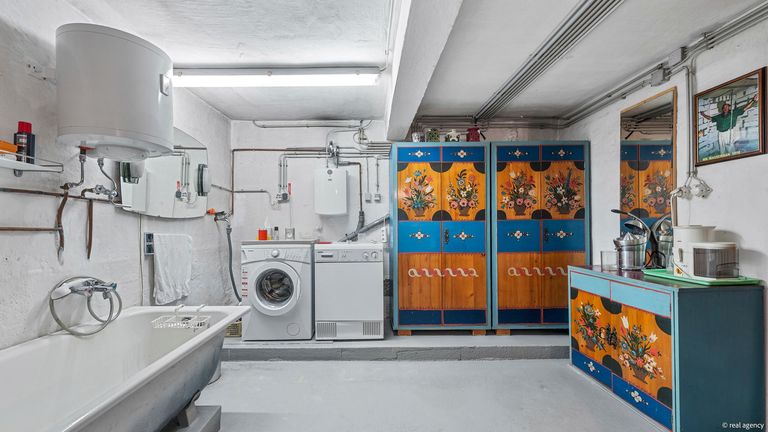 Waschküche mit Badewanne & Dusche