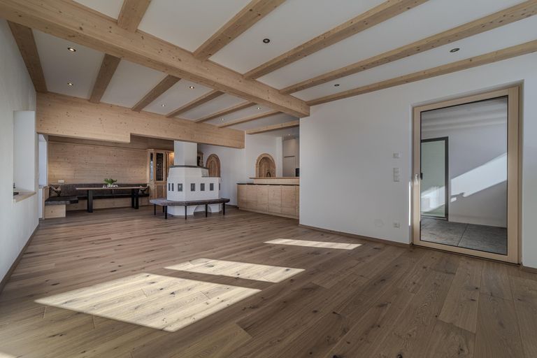 offenes Wohnen/Essen/Kochen mit Kachelofen