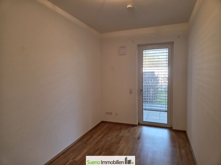 Schrankraum mit Ausgang in den Garten