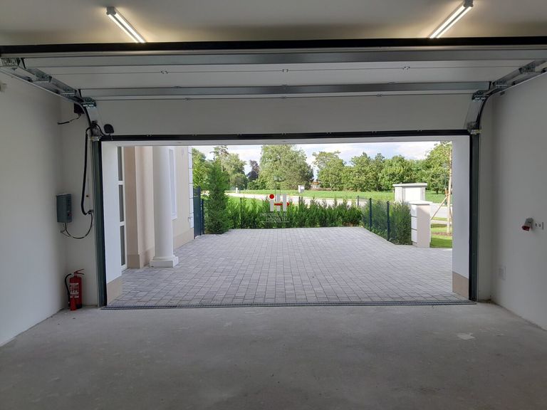 45m2 Garage + 67m2 Vorplatz