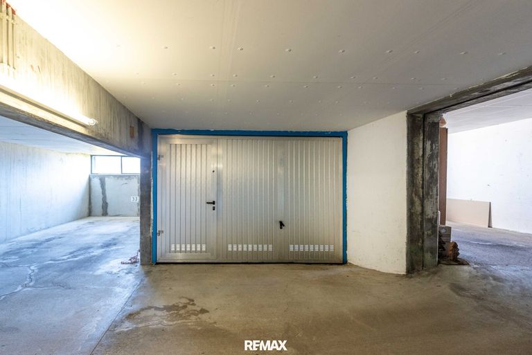 Tiefgaragenplatz mit Tor