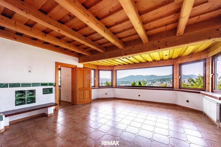 Wohnzimmer mit Blick über den See und Gmunden